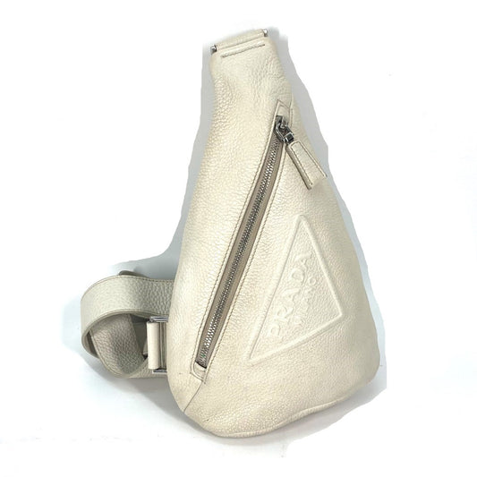 PRADA 2VZ098 トライアングルロゴ 三角ロゴ クロス ヴィッテロダイノレザーバッグ ショルダーバッグ カバン ボディバッグ レザー メンズ オフホワイト ホワイト