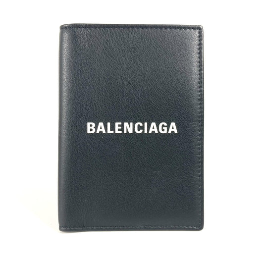 BALENCIAGA 551991 エブリデイ ロゴ パスポートカバー ステーショナリー 2つ折り パスポートケース レザー ユニセックス ブラック - brandshop-reference