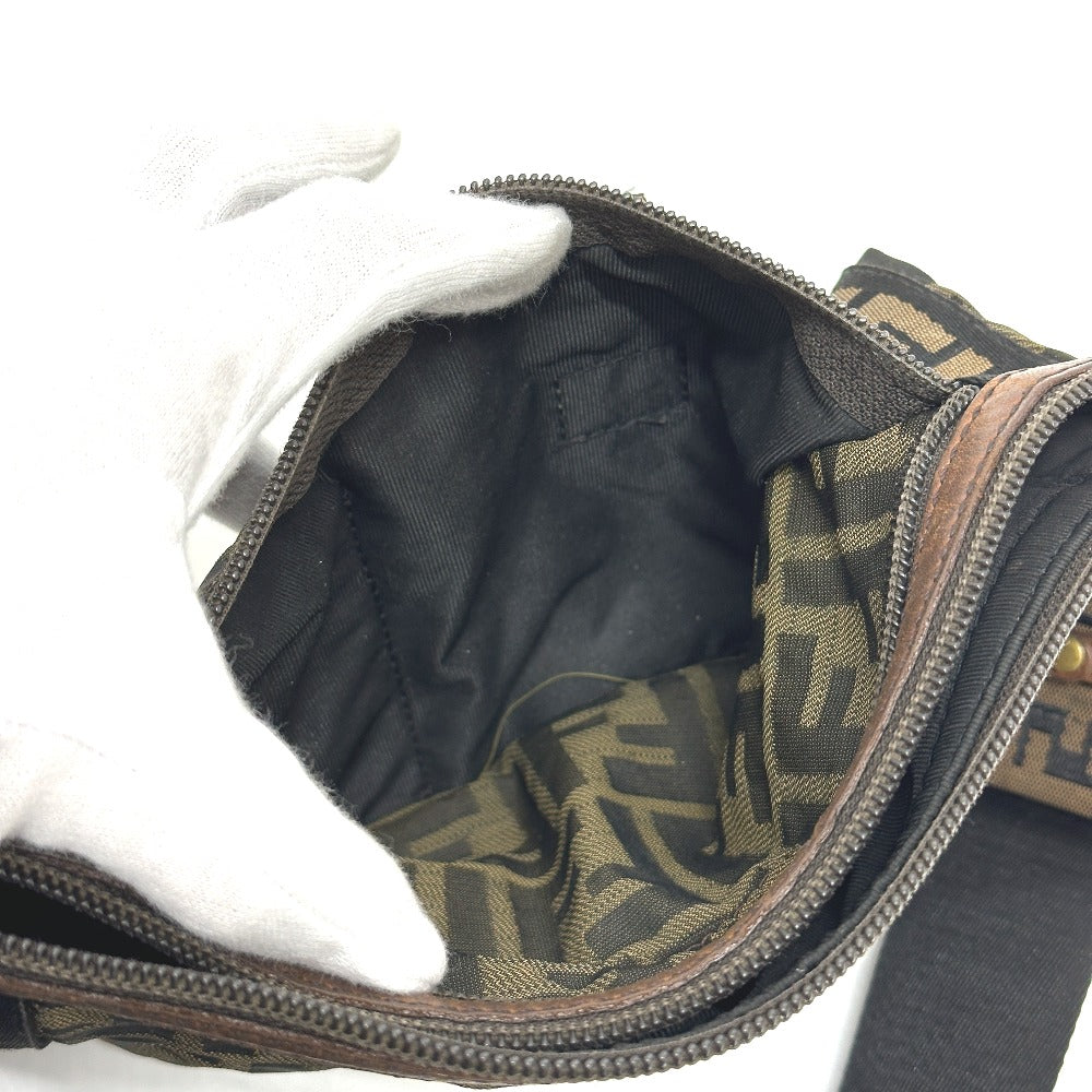 FENDI ズッカ柄 カバン フラット 斜め掛け 肩掛け ウエストバッグ キャンバス メンズ ブラウン