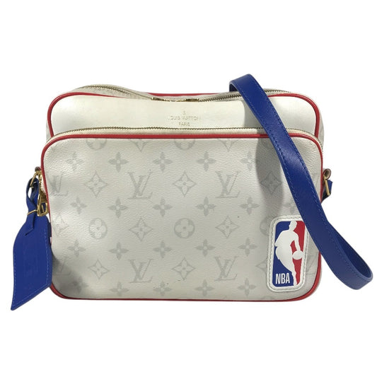 LOUIS VUITTON M45583 โมโนแกรม NBA คอลแลบ ไนล์เมสเซนเจอร์ PM กระเป๋าสะพายข้าง โมโนแกรมแคนวาส ยูนิเซ็กส์ สีขาว