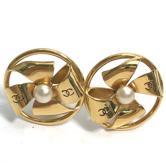 CHANEL Vintage Faux Pearl Ribbon Round CC Coco Mark Earrings in Metal, Gold