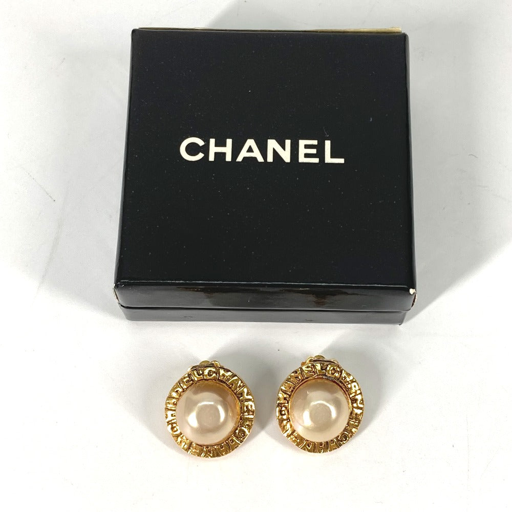 CHANEL Vintage Round Logo Faux Pearl Earrings in Metal, Gold