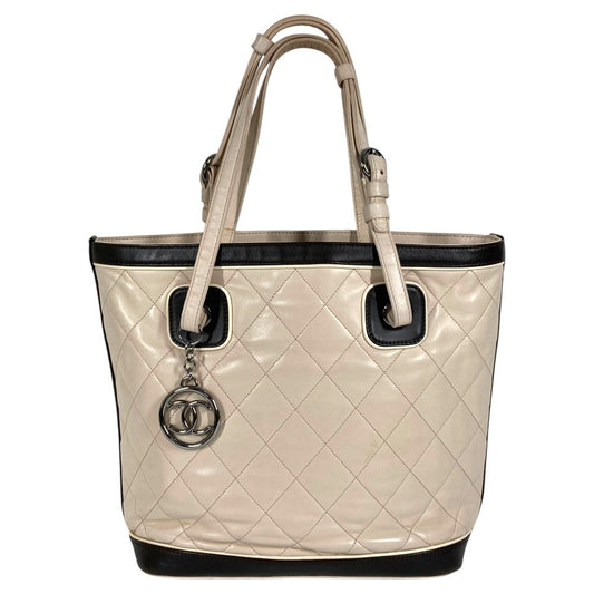 CHANEL バイカラー CC ココマーク ロゴ チャーム付き カバン トートバッグ 肩掛け ショルダーバッグ レザー レディース ベージュ