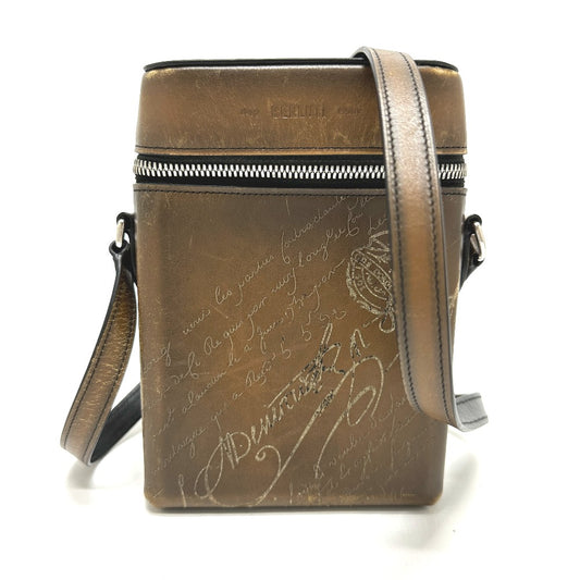 Berluti カリグラフィ スクリット スワイプ ショルダーバッグ レザー メンズ ブラウン