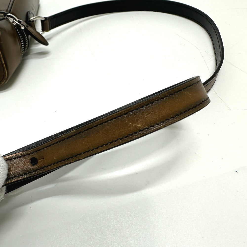 Berluti カリグラフィ スクリット スワイプ ショルダーバッグ レザー メンズ ブラウン