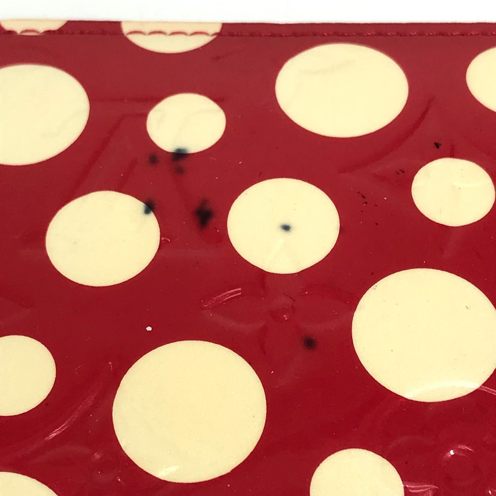 LOUIS VUITTON M91572 Vernis Dot Infinity Zippy Wallet, a collaboration with Yayoi Kusama. This long wallet is made of patent leather and is available in red.