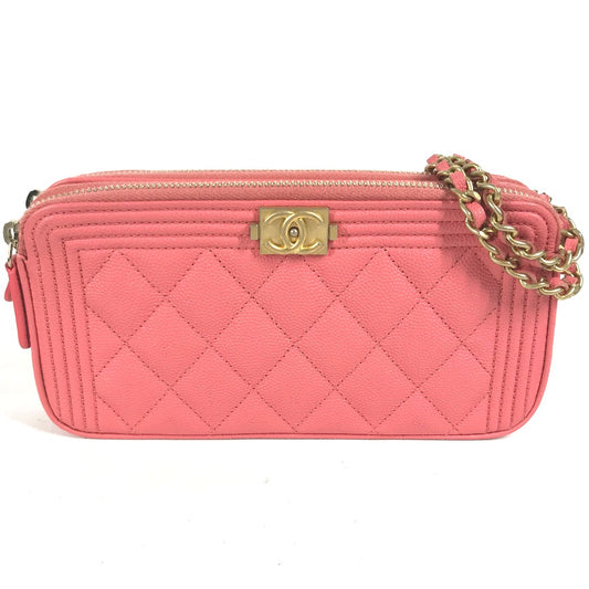 CHANEL A84069 กระเป๋าสะพายข้าง Boy Chanel CC โลโก้ CC กระเป๋าสตางค์แบบยาว กระเป๋าสะพายข้าง หนังคาเวียร์ สำหรับผู้หญิง สีชมพู×อะไหล่ทอง