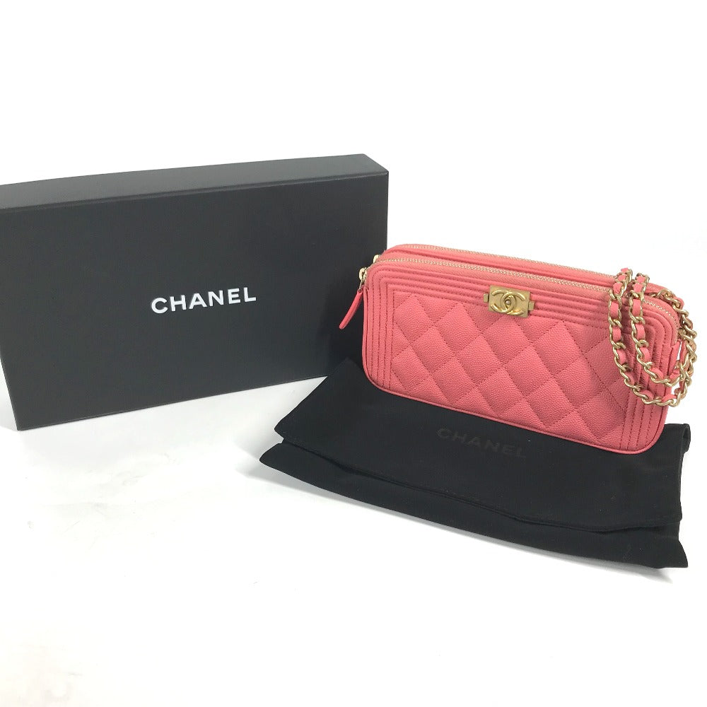 CHANEL A84069 กระเป๋าสะพายข้าง Boy Chanel CC โลโก้ CC กระเป๋าสตางค์แบบยาว กระเป๋าสะพายข้าง หนังคาเวียร์ สำหรับผู้หญิง สีชมพู×อะไหล่ทอง