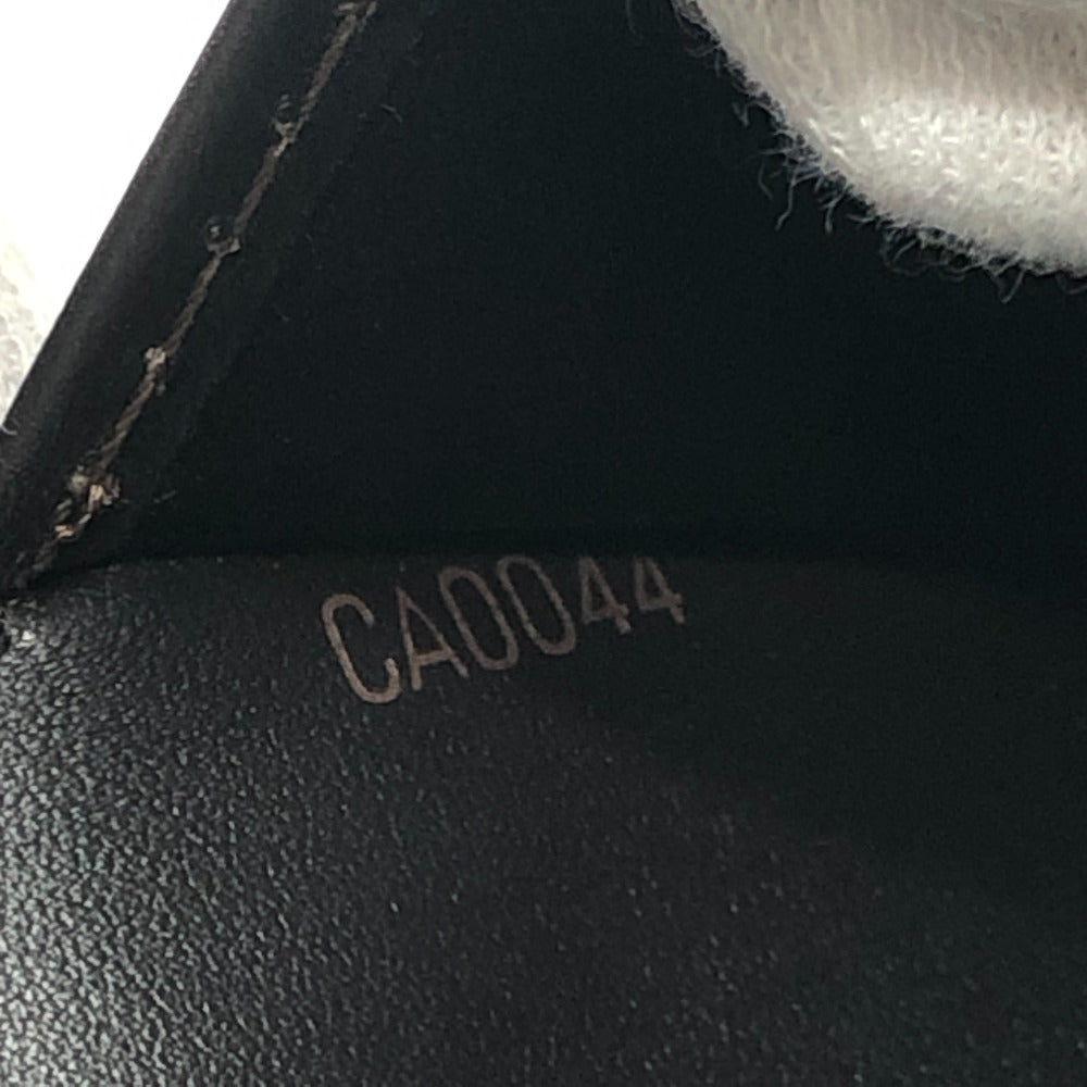 LOUIS VUITTON ユタ 財布 コンパクトウォレット 小銭入れ無し パスポートケース 2つ折り財布 レザー メンズ カフェ