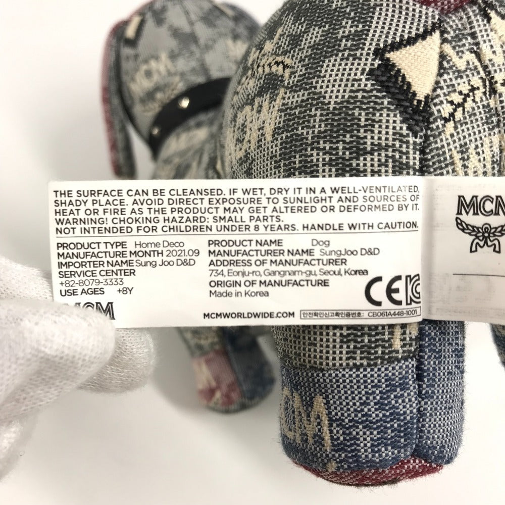 MCM スタッズ 首輪 ロゴ 犬 ドッグ 人形 インテリア スタッズ ぬいぐるみ キャンバス ユニセックス マルチカラー - brandshop-reference