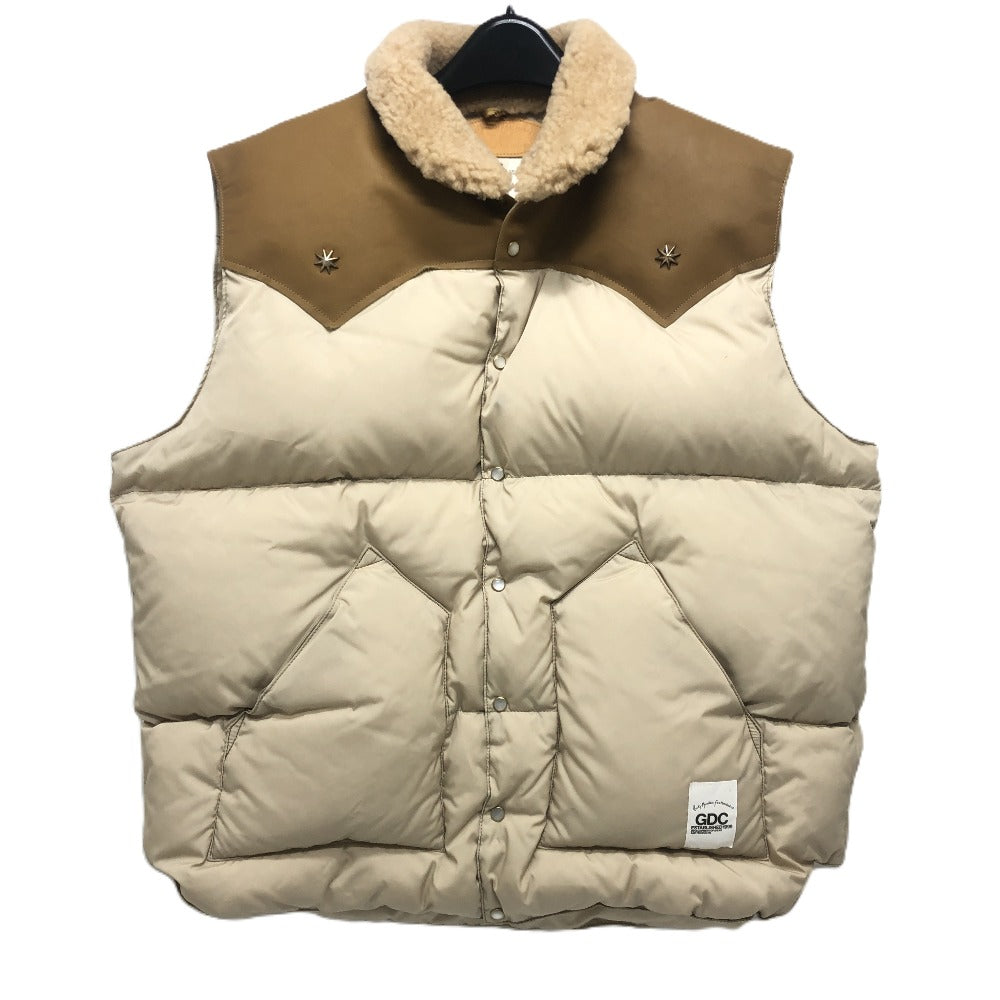 GD0117 Rocky Mountain × GDC Collabo Christy Vest ロッキーマウンテン × GDCコラボ クリスティ アパレル アウター ダウンベスト ナイロン メンズ ベージュ