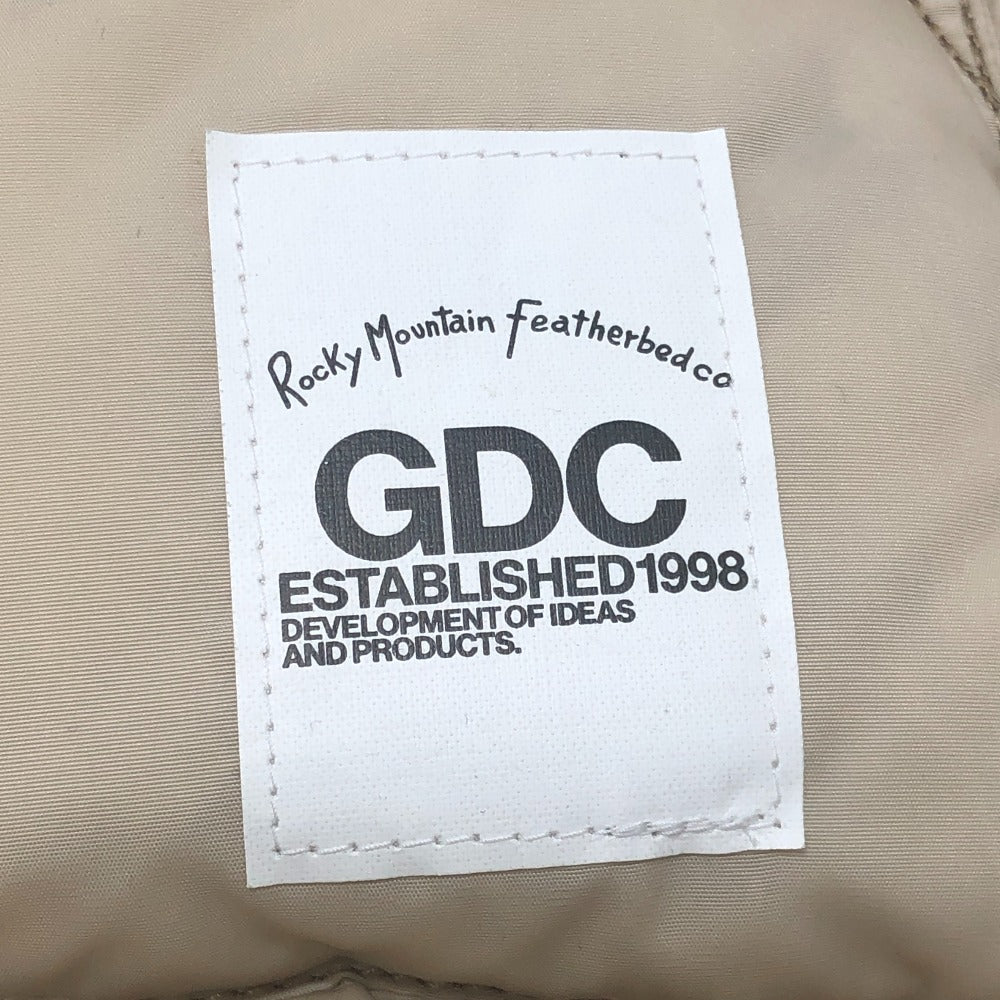 GD0117 Rocky Mountain × GDC Collabo Christy Vest ロッキーマウンテン × GDCコラボ クリスティ アパレル アウター ダウンベスト ナイロン メンズ ベージュ