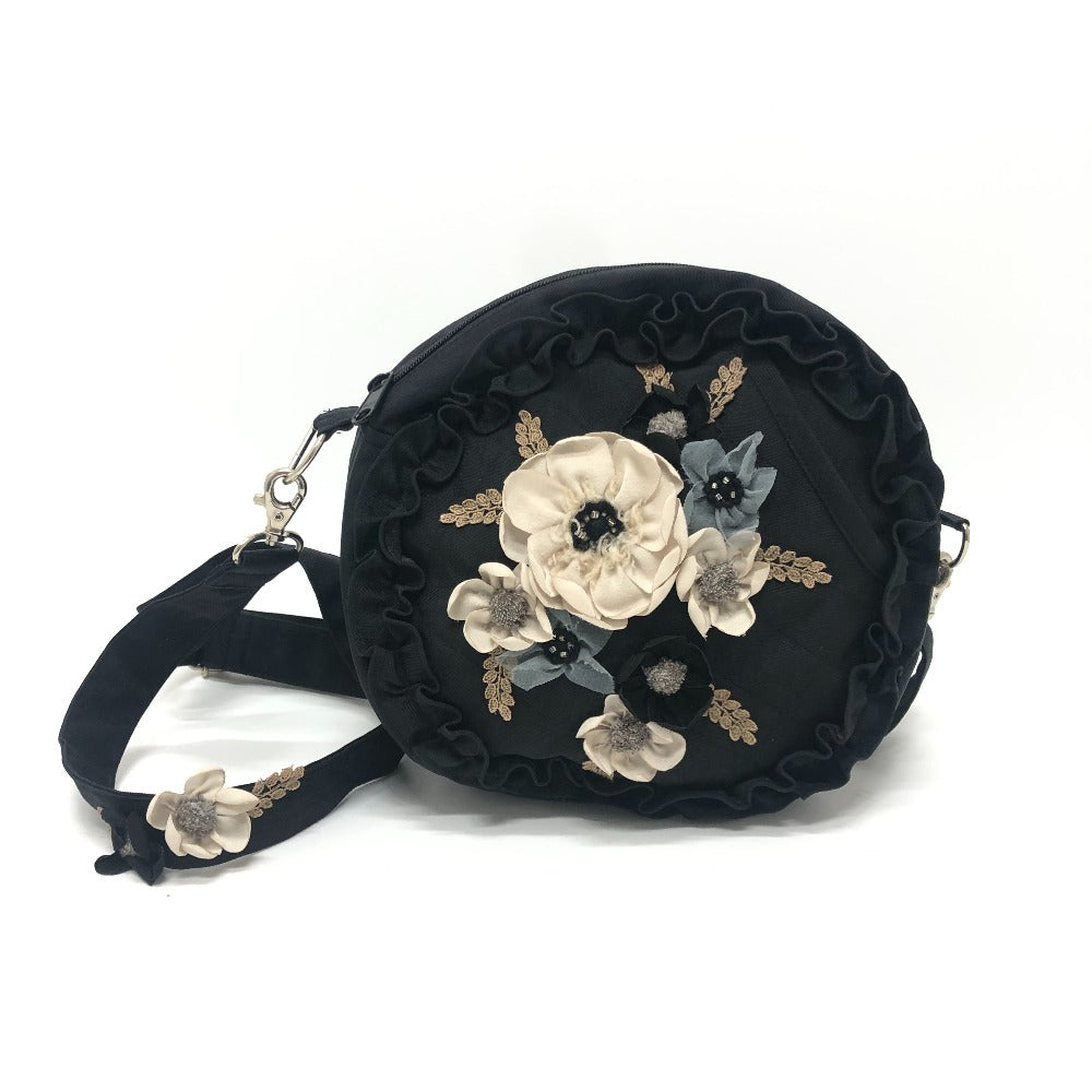 amitie アミティエ 花柄刺繍 フリル カバン ポシェット 丸型 立体装飾 花 ショルダーバッグ ナイロン レディース ブラック