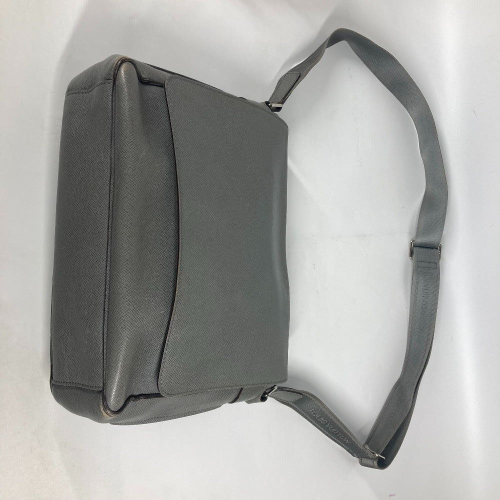 LOUIS VUITTON M32623 タイガ ロマンMM カバン 斜め掛け フラップ メッセンジャーバッグ ショルダーバッグ タイガレザー メンズ グラシエ グレー