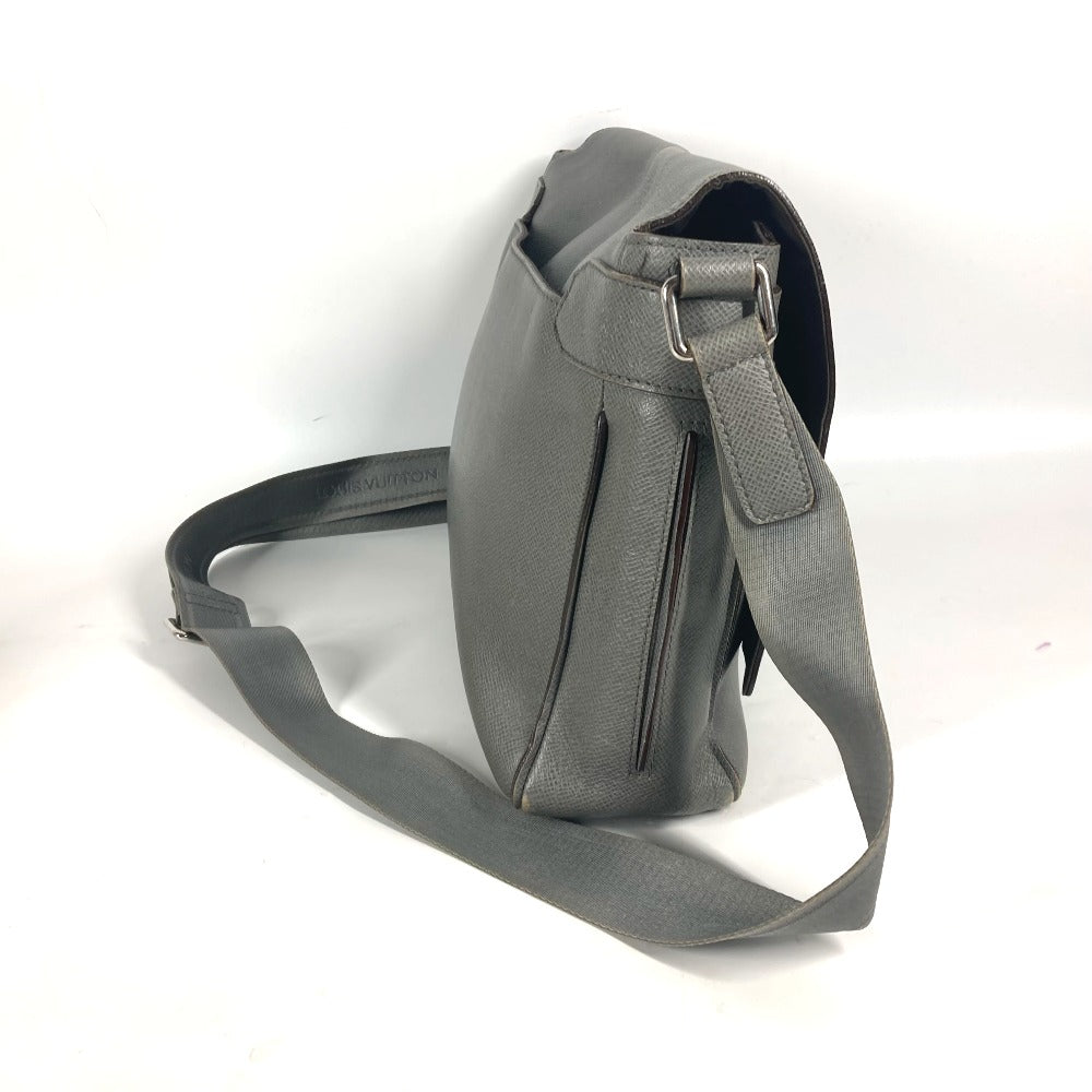 LOUIS VUITTON M32623 タイガ ロマンMM カバン 斜め掛け フラップ メッセンジャーバッグ ショルダーバッグ タイガレザー メンズ グラシエ グレー