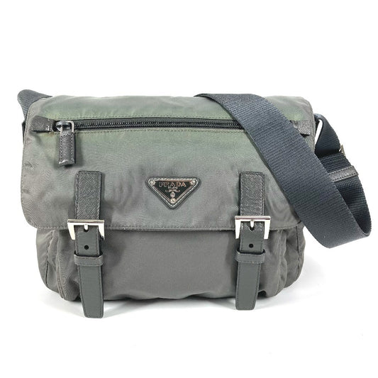 PRADA BT0953 トライアングルロゴ 三角ロゴ プレート カバン フラップ 斜め掛け メッセンジャーバッグ ショルダーバッグ レザー/ナイロン ユニセックス グレー系