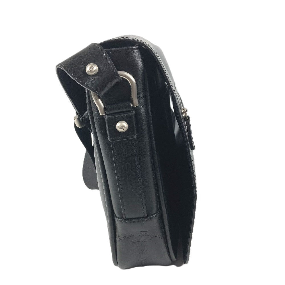 Salvatore Ferragamo メッセンジャーバッグ ロゴ 斜め掛け カバン フラップ ショルダーバッグ レザー ユニセックス ブラック