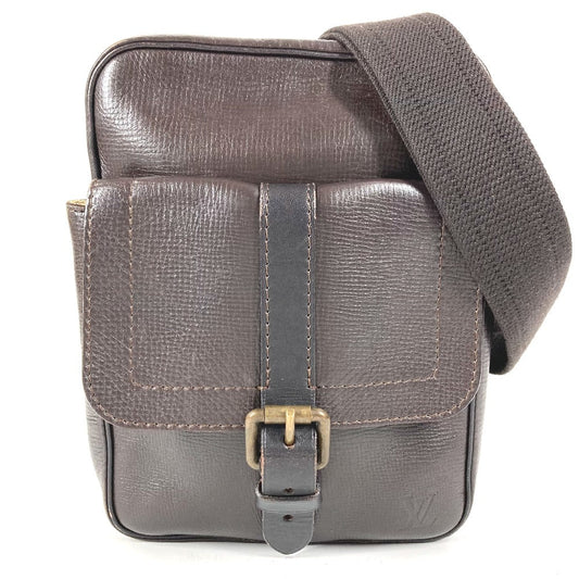 LOUIS VUITTON M92534 UTAH IROQUOIS กระเป๋าสะพายข้าง กระเป๋าครอสบอดี้ หนัง UTAH UNISEX สีคาเฟ่ บราวน์