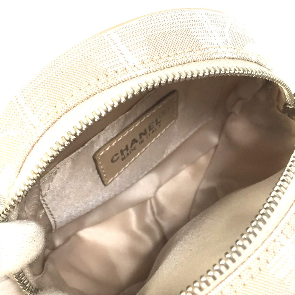 CHANEL A17682 โลโก้ CC New Travel Line กระเป๋าคลัทช์ กระเป๋าใส่เครื่องสำอาง ผ้าแคนวาส สำหรับผู้หญิง สีเบจ