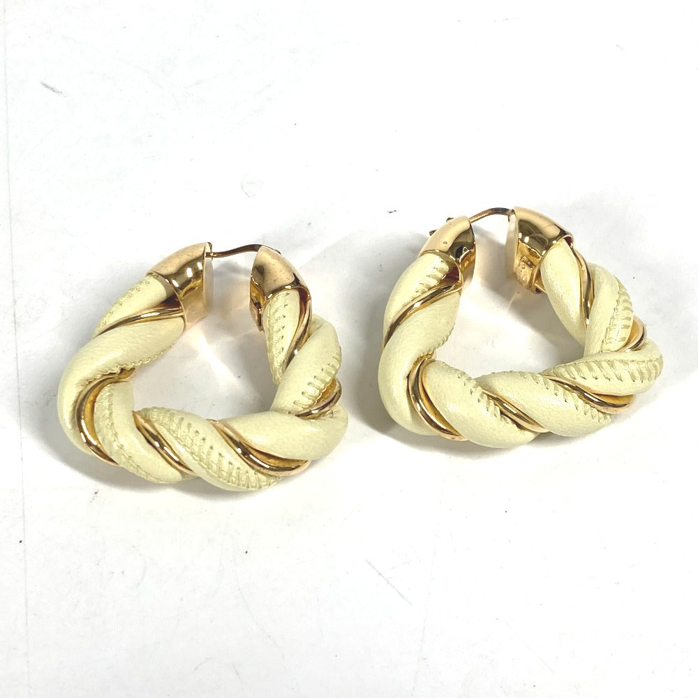 BOTTEGA VENETA ツイスト トライアングル フープピアス　 アクセサリー ピアス レザー レディース ライトイエロー系