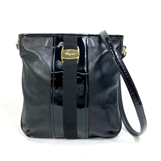 Salvatore Ferragamo EE-21-E196 ヴァラ パテント/斜め掛け カバン フラットバッグ ショルダーバッグ エナメル/レザー レディース ブラック