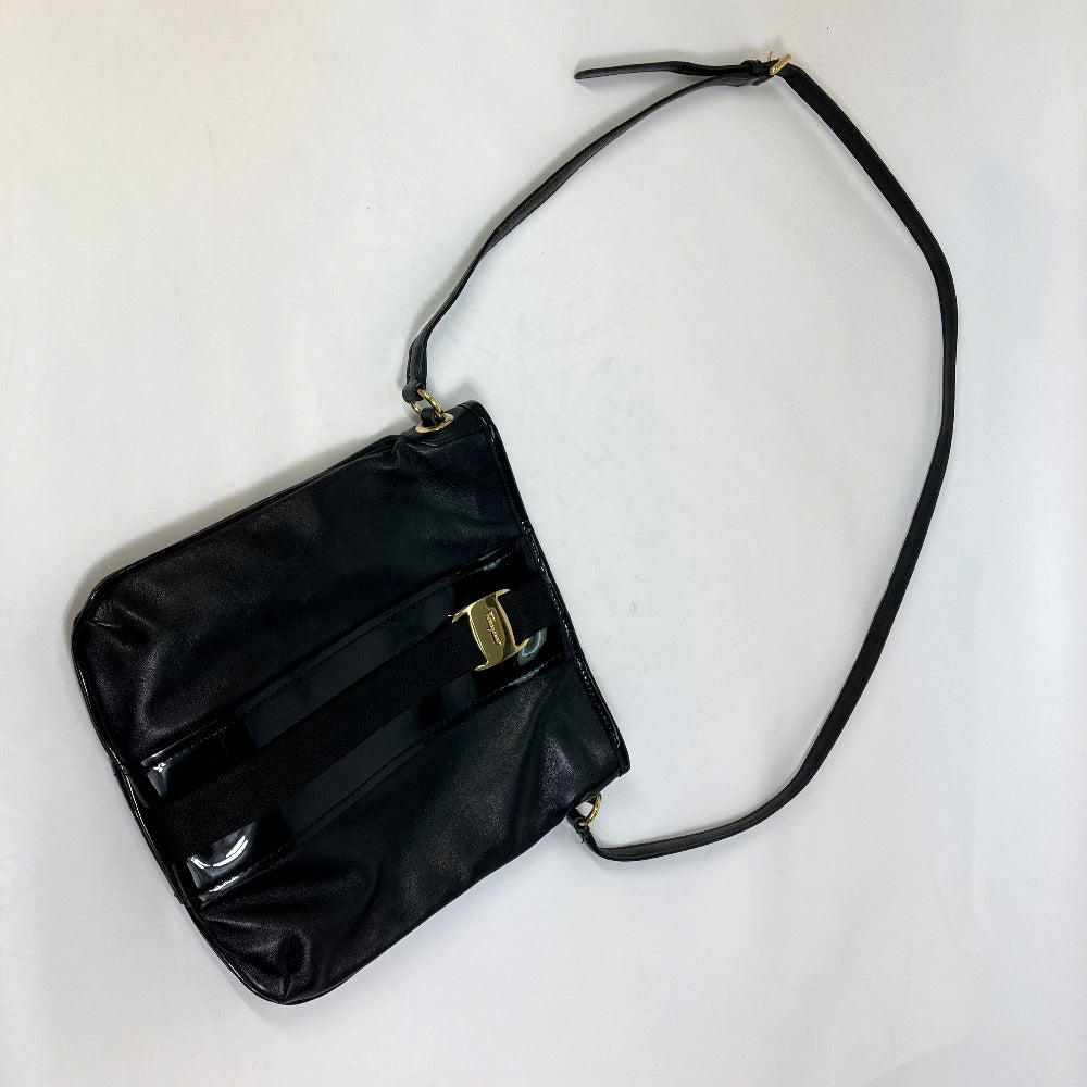Salvatore Ferragamo EE-21-E196 ヴァラ パテント/斜め掛け カバン フラットバッグ ショルダーバッグ エナメル/レザー レディース ブラック