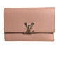 LOUIS VUITTON M62156 กระเป๋าสตางค์ใบสั้น PORTAFEUILLE CAPUCINES COMPACT ลายโลโก้ LV แบบพับ 3 ตอน หนัง Taurillon สำหรับผู้หญิง สีแมกโนเลีย ชมพู