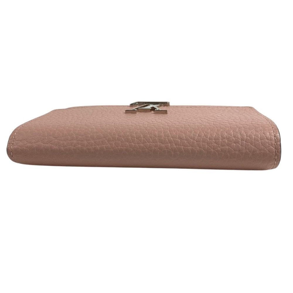 LOUIS VUITTON M62156 กระเป๋าสตางค์ใบสั้น PORTAFEUILLE CAPUCINES COMPACT ลายโลโก้ LV แบบพับ 3 ตอน หนัง Taurillon สำหรับผู้หญิง สีแมกโนเลีย ชมพู