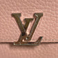 LOUIS VUITTON M62156 กระเป๋าสตางค์ใบสั้น PORTAFEUILLE CAPUCINES COMPACT ลายโลโก้ LV แบบพับ 3 ตอน หนัง Taurillon สำหรับผู้หญิง สีแมกโนเลีย ชมพู
