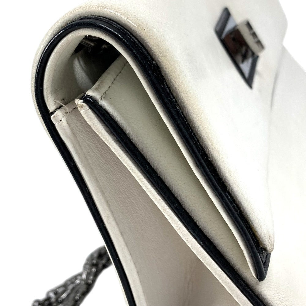 CHANEL 2.55金具 バイカラー ロゴ 斜め掛け カバン Wチェーンバッグ フラップ ショルダーバッグ レザー レディース ホワイト