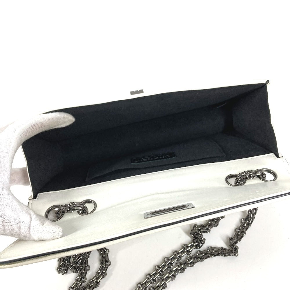 CHANEL 2.55金具 バイカラー ロゴ 斜め掛け カバン Wチェーンバッグ フラップ ショルダーバッグ レザー レディース ホワイト