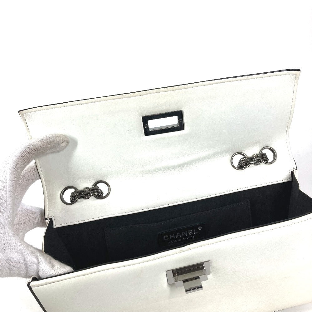 CHANEL 2.55金具 バイカラー ロゴ 斜め掛け カバン Wチェーンバッグ フラップ ショルダーバッグ レザー レディース ホワイト