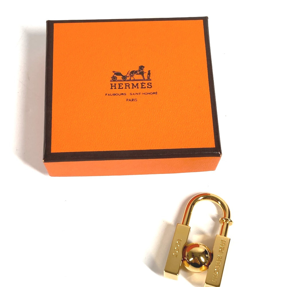 HERMES L'HOMME Peut EMBELLIR LA TERRE 2001 カデナ 南京錠 チャーム Hロゴ 鍵 アクセサリー 2001年 ペンダントトップ メタル ユニセックス ゴールド