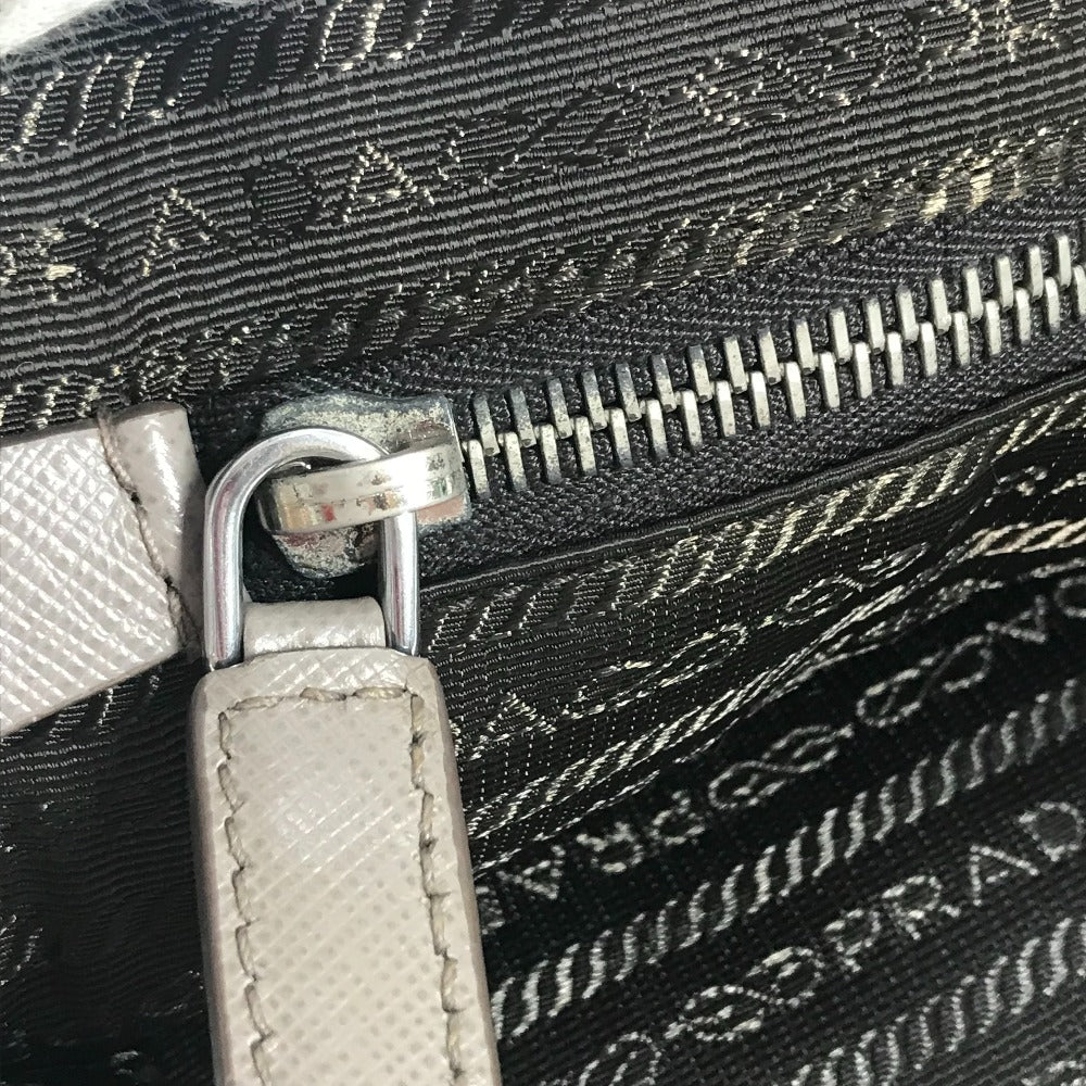 PRADA トライアングルロゴ 三角ロゴ プレート カバン ブリーフケース ビジネスバッグ サフィアーノレザ－ メンズ ベージュ系 - brandshop-reference