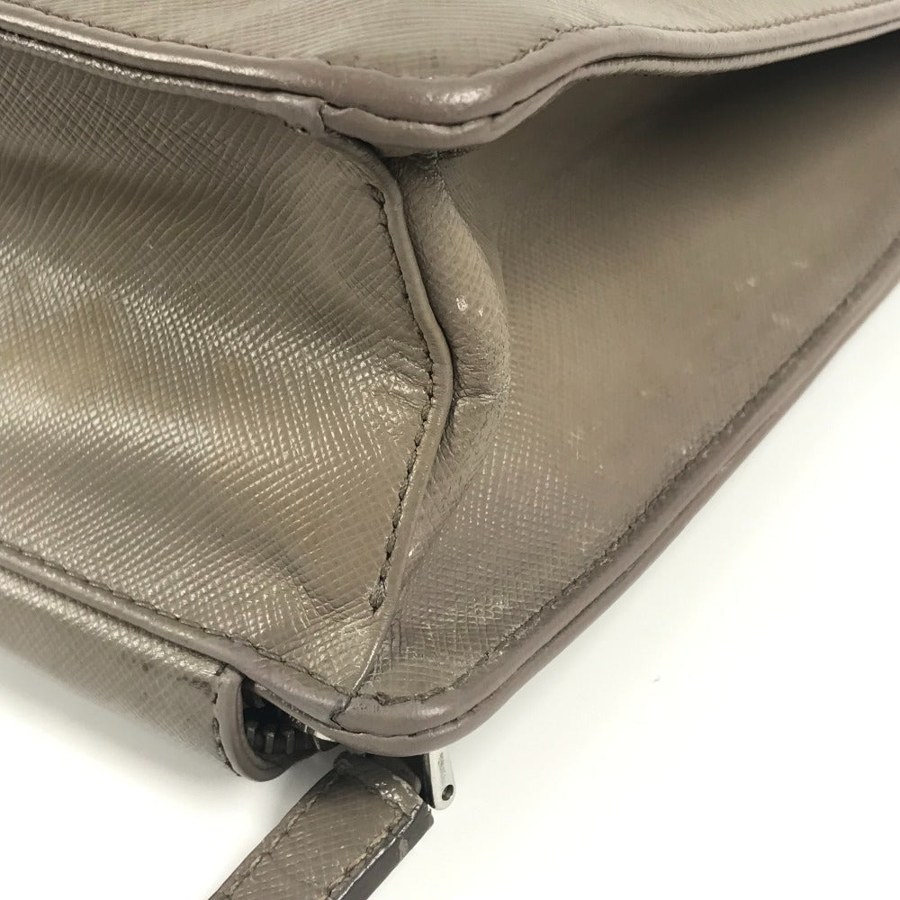 PRADA トライアングルロゴ 三角ロゴ プレート カバン ブリーフケース ビジネスバッグ サフィアーノレザ－ メンズ ベージュ系 - brandshop-reference