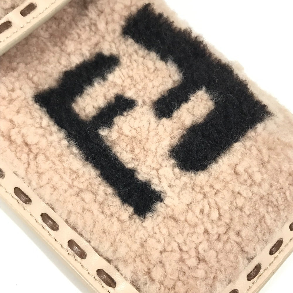FENDI 7AS047 スマホケース フォンポーチ カバン FF ロゴ ファー チャーム ボア ポーチ ファー ユニセックス ピンクベージュ系