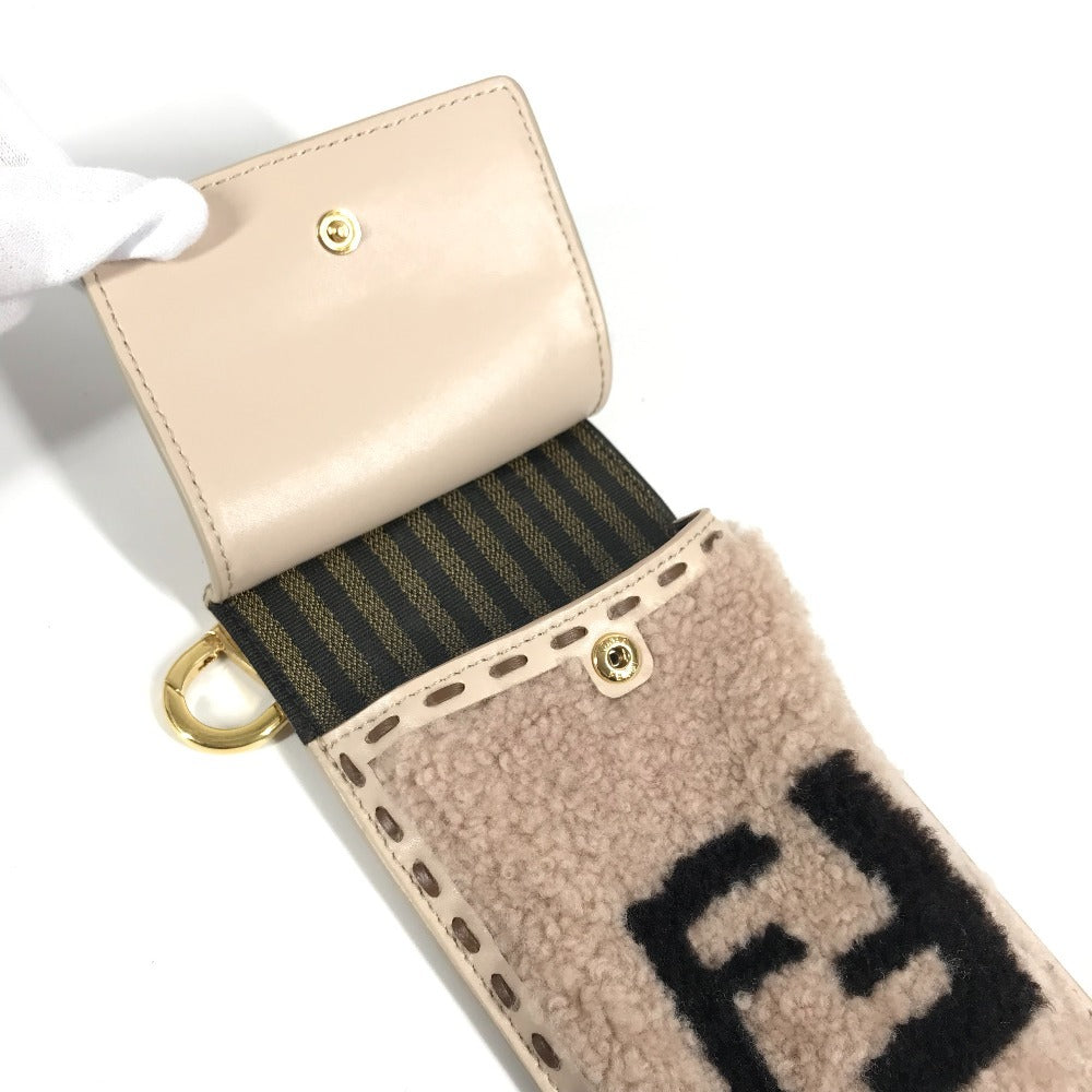 FENDI 7AS047 スマホケース フォンポーチ カバン FF ロゴ ファー チャーム ボア ポーチ ファー ユニセックス ピンクベージュ系
