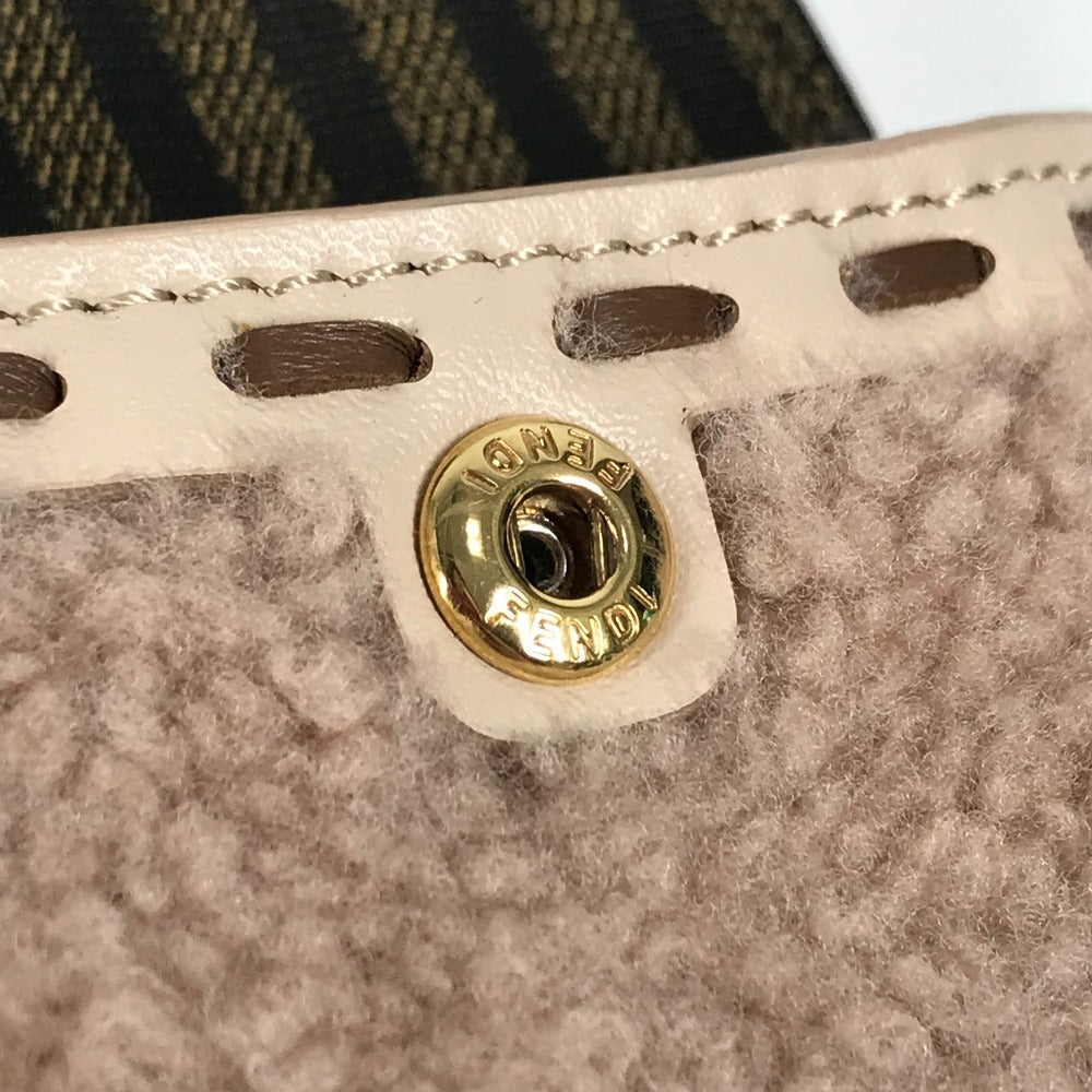FENDI 7AS047 スマホケース フォンポーチ カバン FF ロゴ ファー チャーム ボア ポーチ ファー ユニセックス ピンクベージュ系