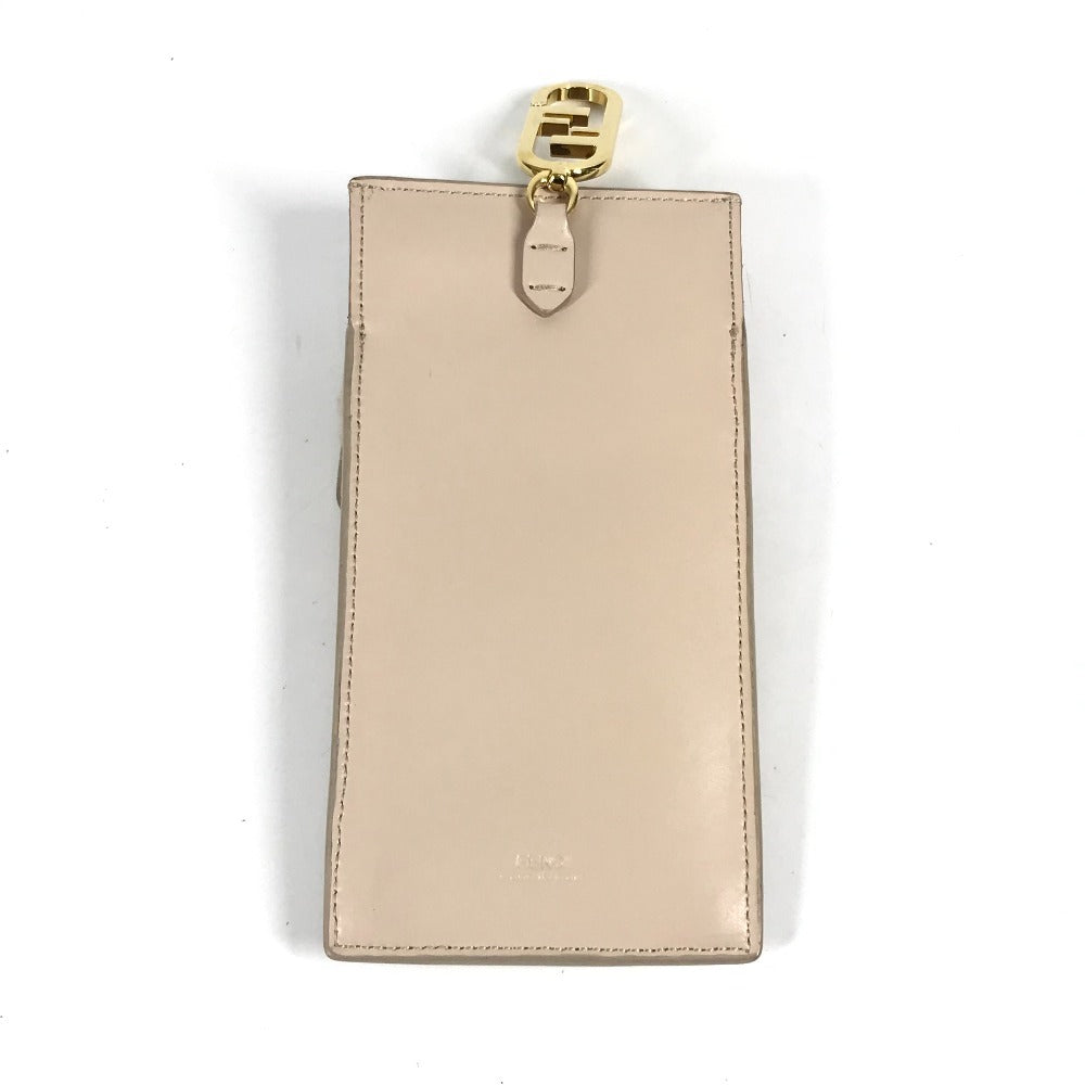 FENDI 7AS047 スマホケース フォンポーチ カバン FF ロゴ ファー チャーム ボア ポーチ ファー ユニセックス ピンクベージュ系