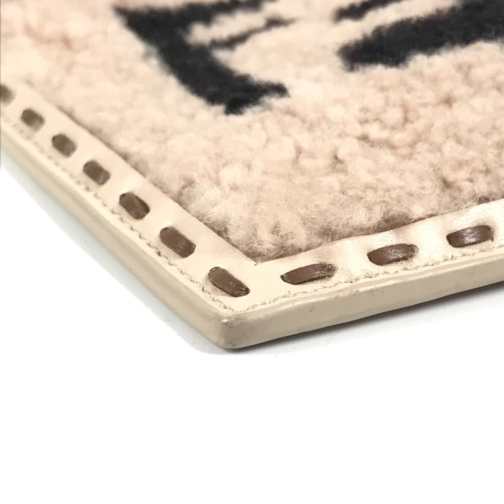 FENDI 7AS047 スマホケース フォンポーチ カバン FF ロゴ ファー チャーム ボア ポーチ ファー ユニセックス ピンクベージュ系