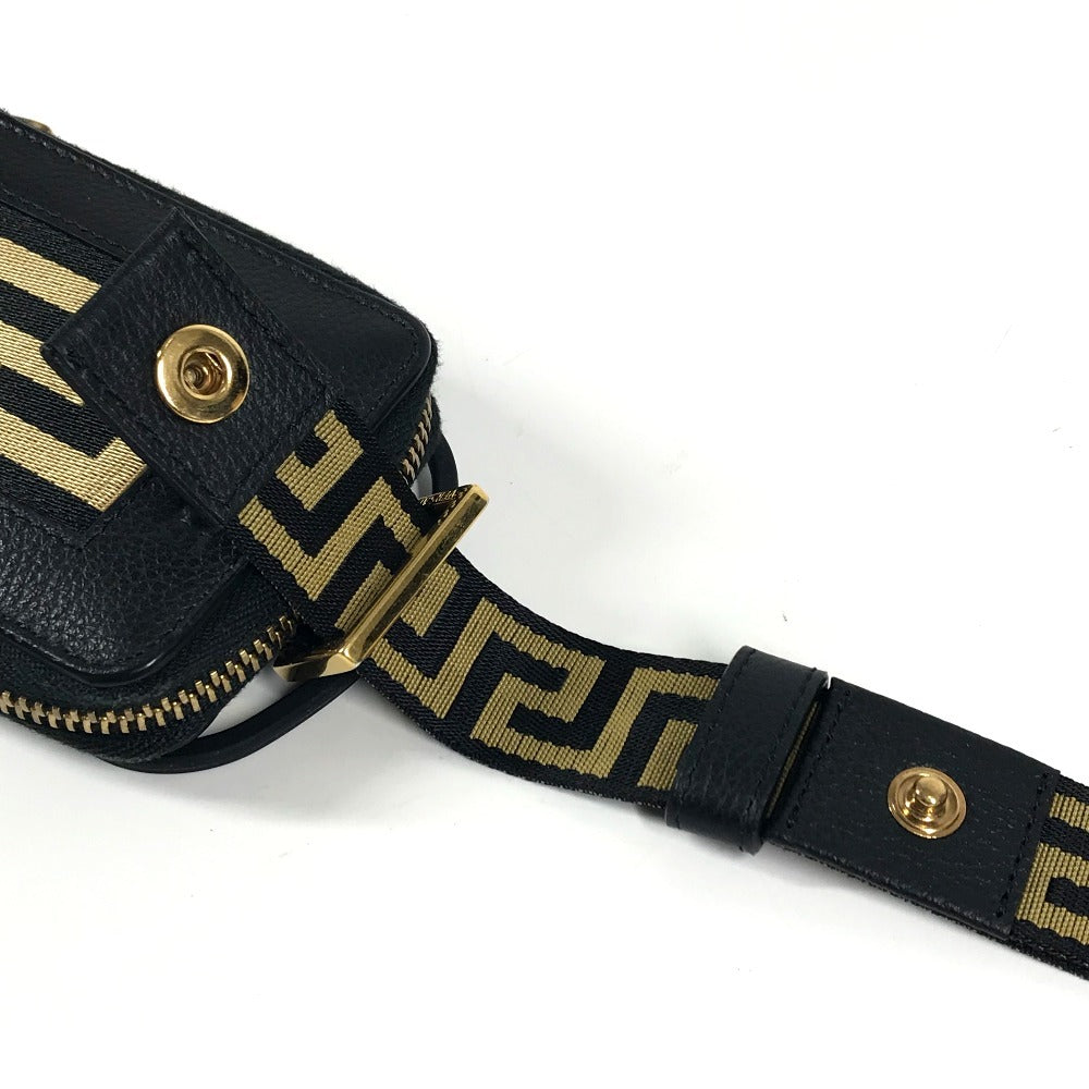 VERSACE スマホケース コインケース 財布 ポーチ グレカ ロゴ ポーチ ショルダーバッグ iphoneケース アイフォン スマートフォンケース レザー ユニセックス ブラック