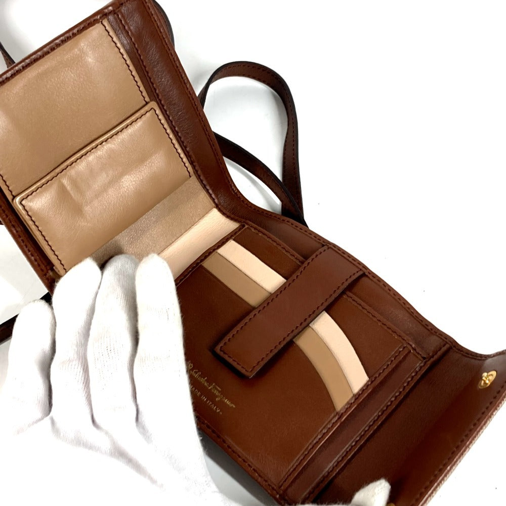 Salvatore Ferragamo ショルダーバッグ ショルダーウォレット ガンチーニ ロゴ コンパクトウォレット 3つ折り財布 レザー ユニセックス ベージュ系