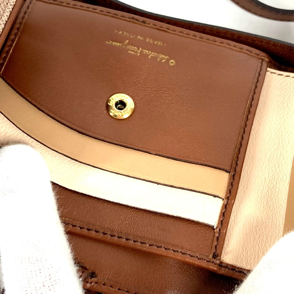 Salvatore Ferragamo ショルダーバッグ ショルダーウォレット ガンチーニ ロゴ コンパクトウォレット 3つ折り財布 レザー ユニセックス ベージュ系