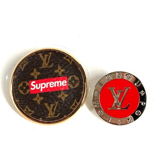 LOUIS VUITTON MP2076 supreme シュプリーム コラボ モノグラム ボックスロゴ 2点セット ペア アクセサリー ブローチ モノグラムキャンバス ユニセックス ブラウン×レッド
