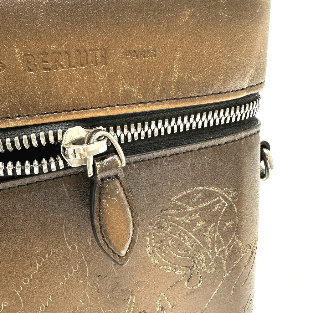 Berluti カリグラフィ スクリット スワイプ ショルダーバッグ レザー メンズ ブラウン