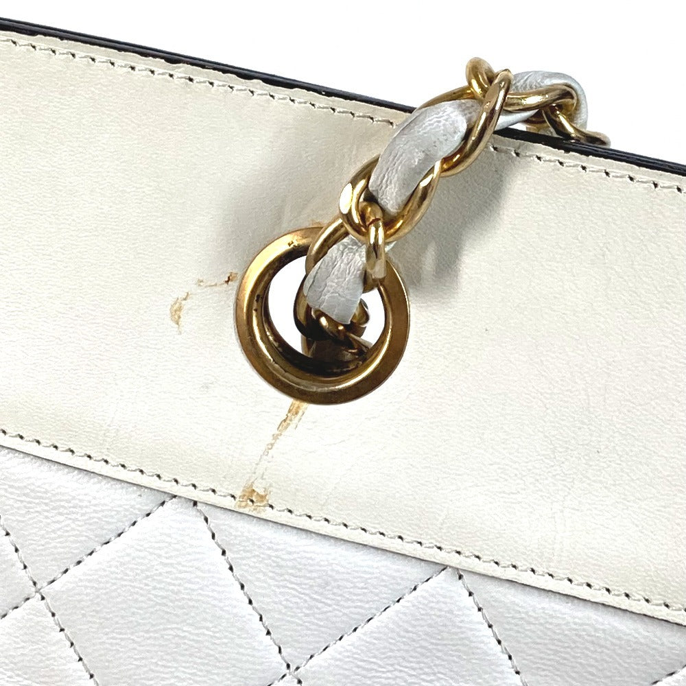CHANEL ヴィンテージ CC ココマーク ロゴ フラット キルティング マトラッセ カバン 肩掛け　Wチェーン トートバッグ 縦型 ショルダーバッグ レザー ユニセックス ホワイト