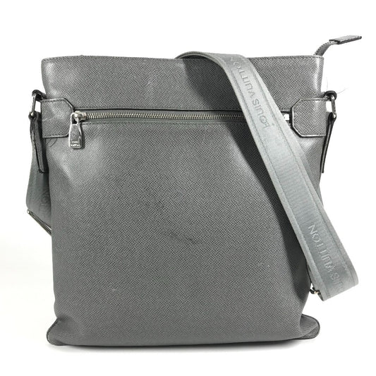 LOUIS VUITTON M32630 Taiga Sasha Bag กระเป๋าสะพายข้าง กระเป๋าสะพายไหล่หนัง Taiga สี Glaciers Gray สำหรับผู้ชาย